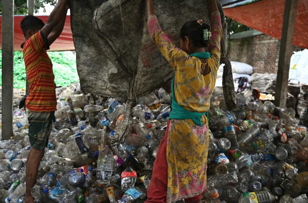 inquinamento bottiglie acqua plastica